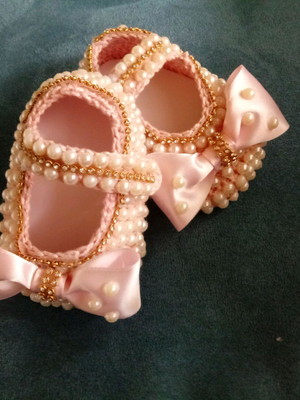 Sapatinho de croche com.perola