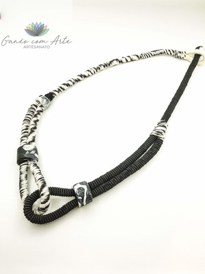 Colar preto mesclado