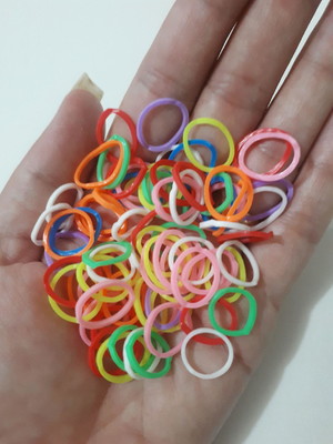 Pacote com 100 borrachas de silicone coloridas.