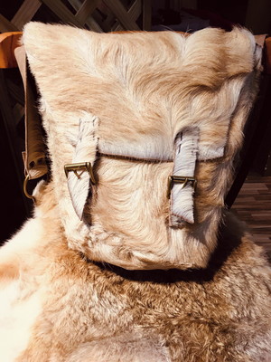 Bolsa de couro natural com pelos - clara