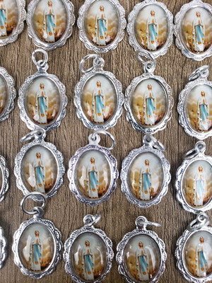 Medalhinhas bem-casado - nossa senhora de lourdes