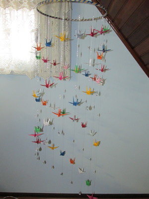 Móbile com tsurus em origami