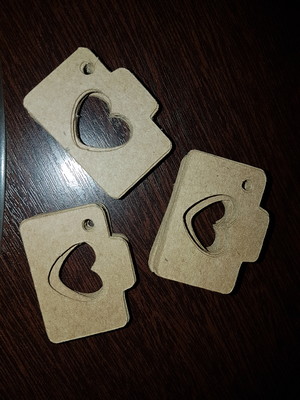 Tag cãmera 4cm em kraft com furo