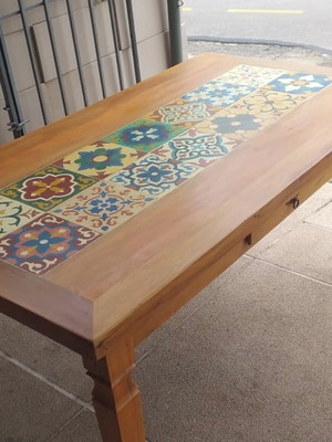 Mesa com 2 fileiras de ladrilho