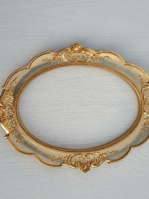 Moldura decorativa oval dourada
