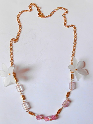 Colar corrente folheado a ouro com cristais e flores
