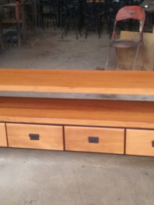 Rack artesanal em ferro com madeira com 4 gavetas 1.60m