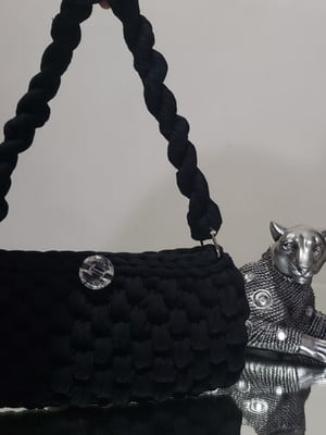 Bolsa clutch preta em crochê