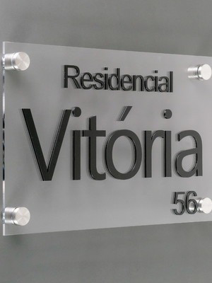 Logomarca de acrílico 40x60cm com 4 afastadores de inox