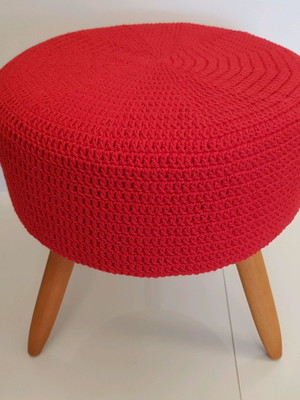 Puff alto com capa em crochê liso vermelha