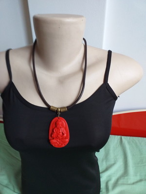 Colar "moça com buda vermelho"