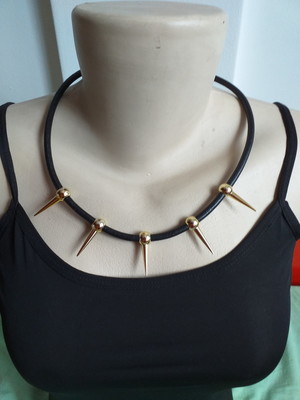 Colar "moça com spikes dourados 1"