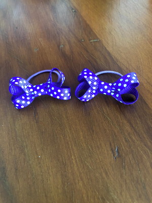 Duplinha de elástico de laços roxo com bolinhas