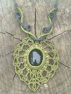 Colar de macramé com pedra onix negra