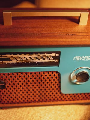 Suporte carregador de celular modelo rádio