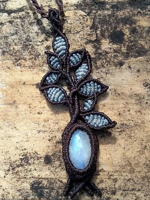 Colar arvore de macrame com pedra da lua