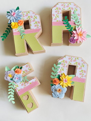 Letra 3d com aplique de flores 3d