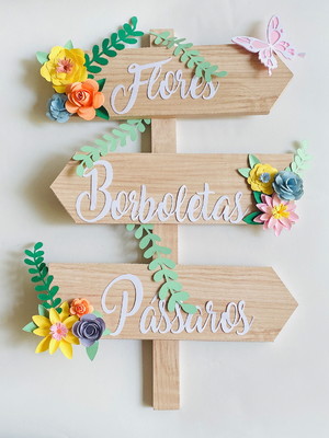 Placa indicativa 3d em papel com flores 3d