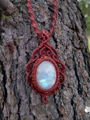 Colar de macramé com pedra da lua
