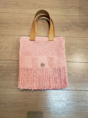 Bolsa de croche rosê com alça de couro