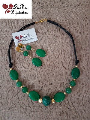 Colar em cordão preto e pedras verdes