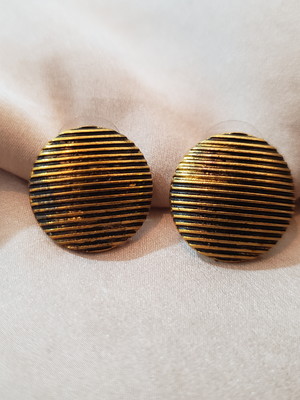 Brinco dourado com riscas