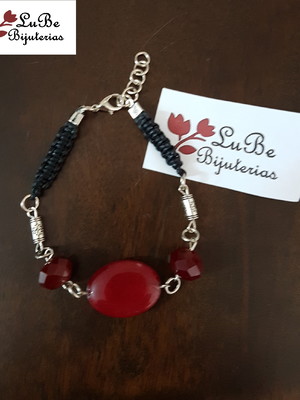 Pulseira em macramê preto e cristais vinho