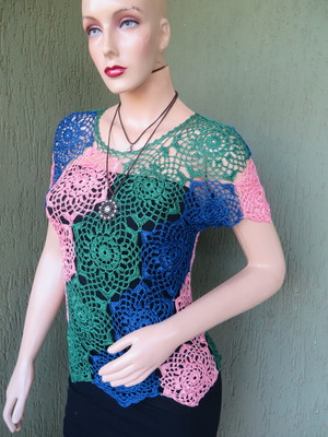 Blusa de crochê tricolor