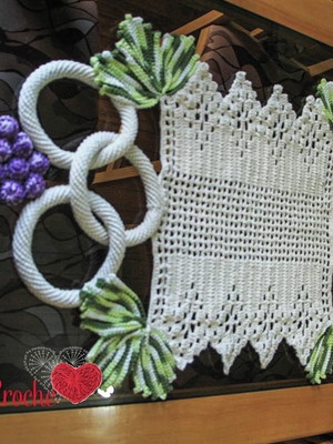 Caminho de mesa com cacho de uva