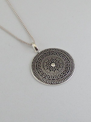 Gargantilha de prata mandala