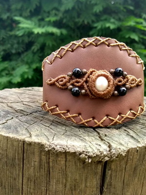Pulseira de couro com madrepérola e onix