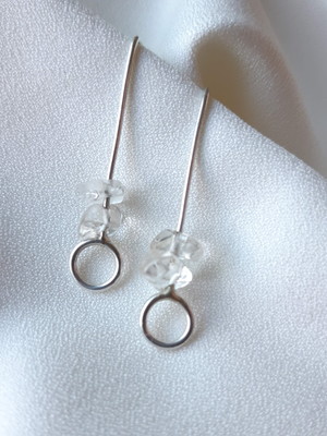 Brinco círculo com quartzo transparente