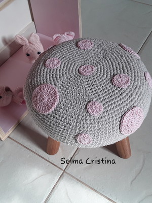 Mini puff com capa em croche