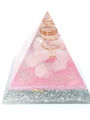 Pirâmide orgonite 10x10 quartzo rosa | santa palha
