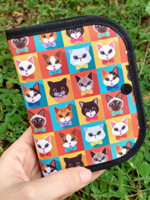 Carteira em tecido com estampa de gatos