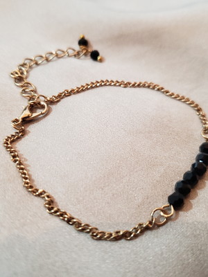 Pulseira dourada com cristal preto