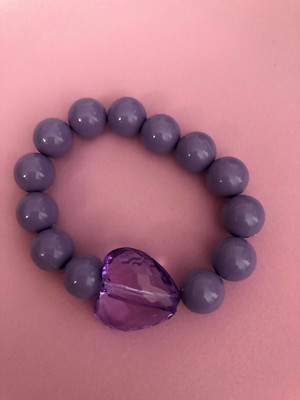 Pulseira infantil lilás com coração
