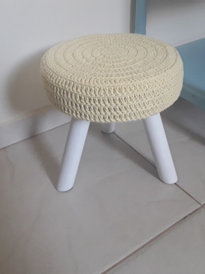 Mini puff com capa em croche