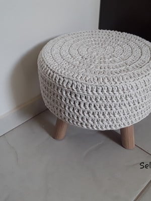 Puff banqueta com capa em croche