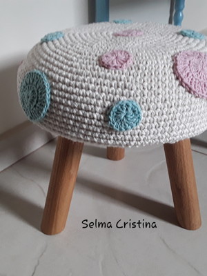 Mini puff com capa em croche