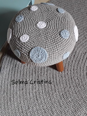 Mini puff com capa em croche