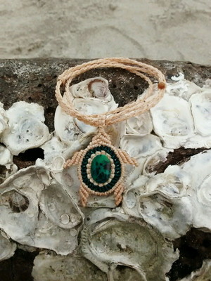 Colar de tartaruga com pedra crisocola em macramé(ajustável)