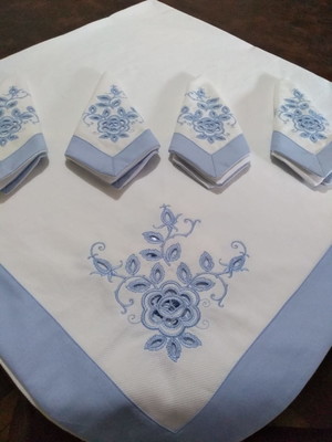 Toalha de mesa com guardanapos