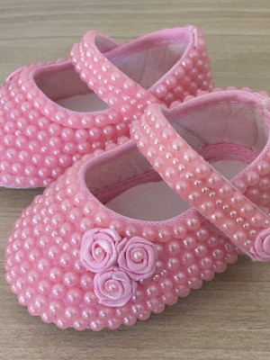 Sapatinho rosa com florzinha