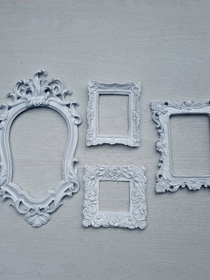 Composição de molduras decorativas