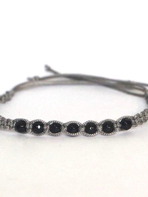 Pulseira micro macramê prata com ônix preto