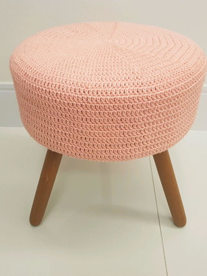 Puff alto com capa em crochê liso salmão