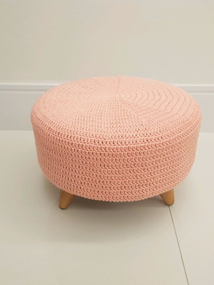 Puff baixo com capa em crochê liso salmão