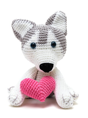 Husky com coração em amigurumi