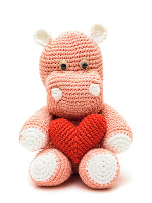Hipopótamo com coração em amigurumi